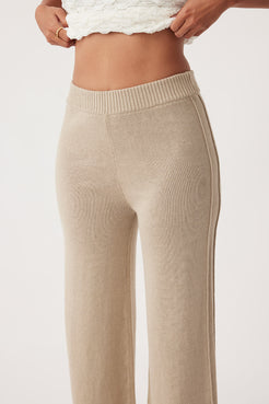 Close-up side view of Poppy Pant, featuring pleats and ribbed elastic waistband in lightweight organic cotton-linen blend for sustainable elegance.