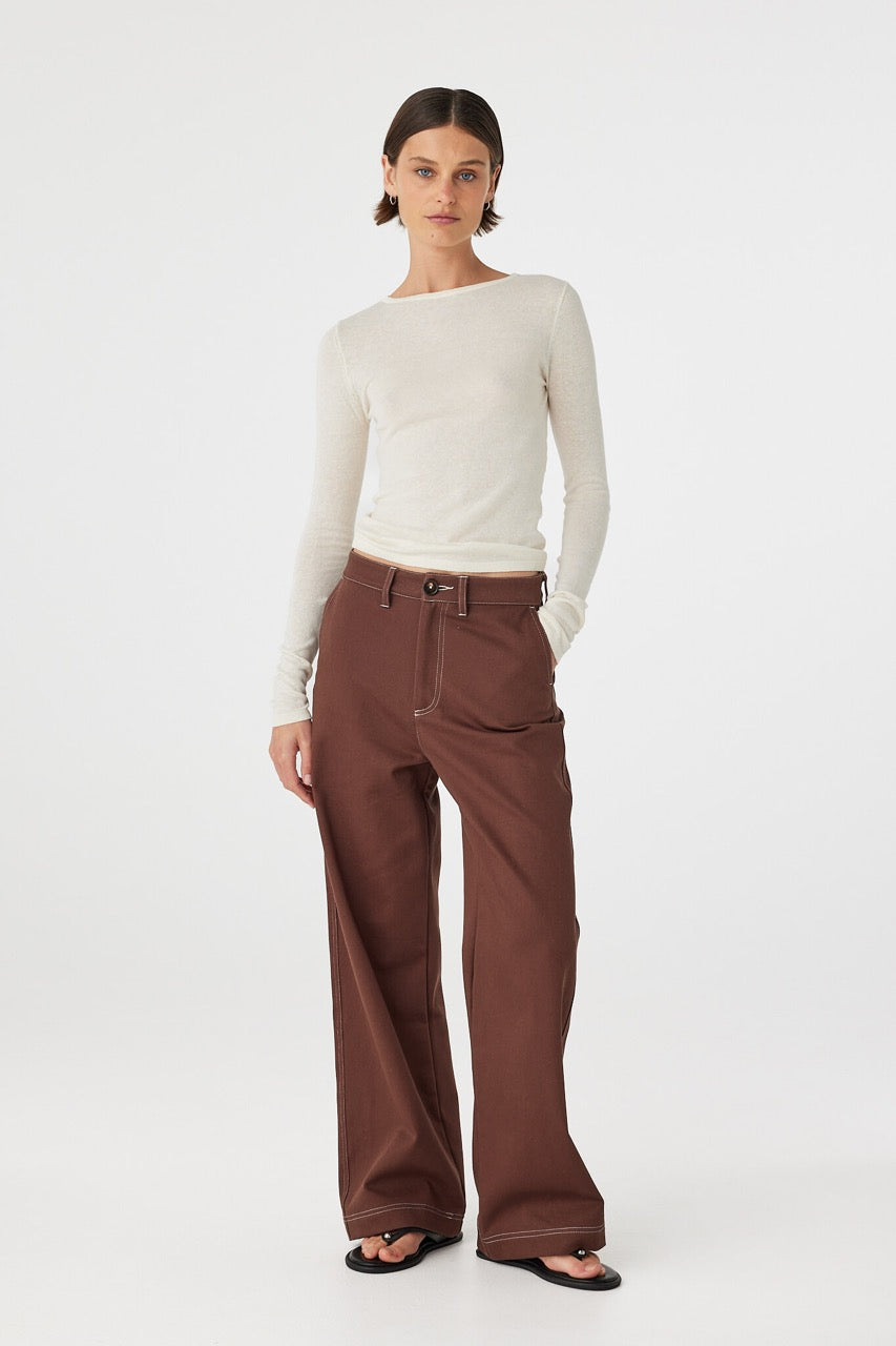 High-waisted 100% cotton straight-leg pants with a zip fly and slash pockets; contrast stitching adds definition for warm-weather wear and travel.