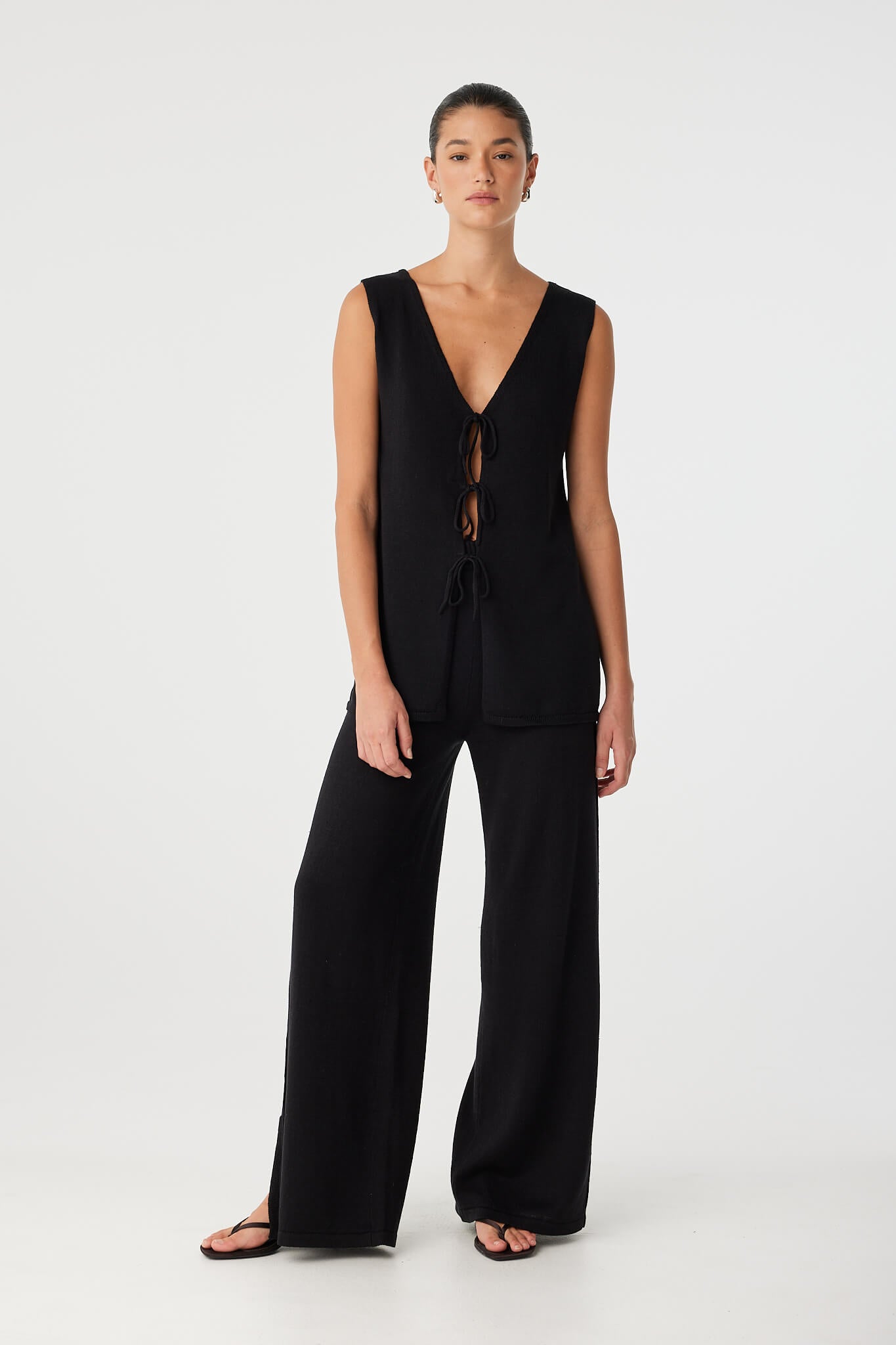 Model in wide-leg linen–cotton trousers with relaxed drape and subtle side pleating, ideal for transitional wardrobes.