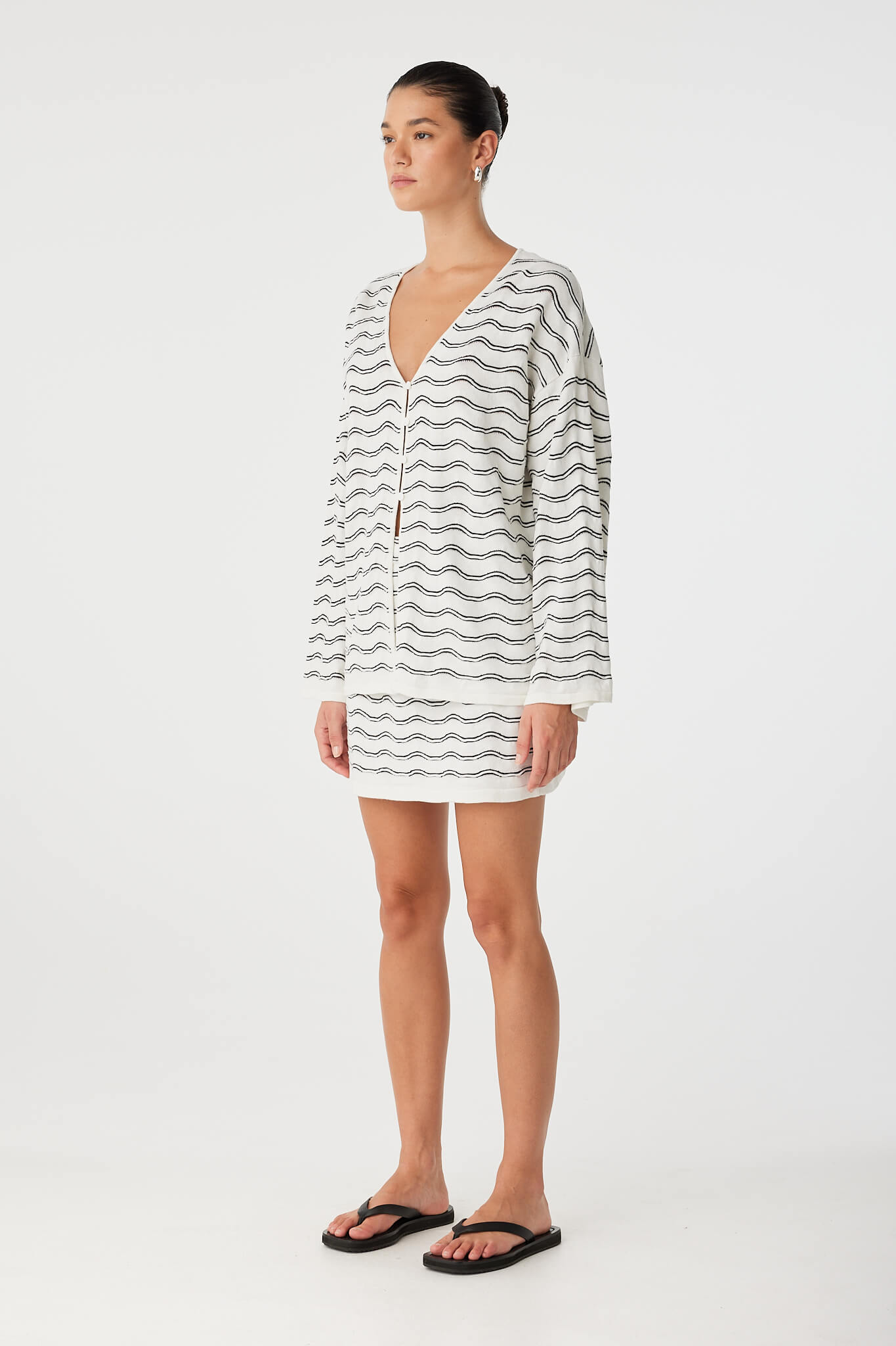 Side view of Onda set styled with sandals, effortless and breathable look.