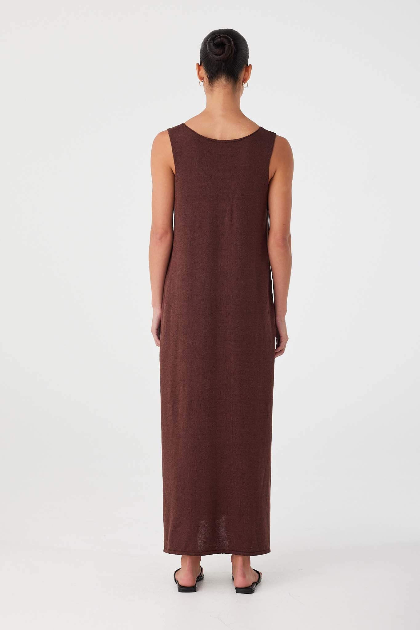 Back view of chocolate maxi dress in relaxed fit. Straight-cut back and full-length hem in breathable natural fibre blend.